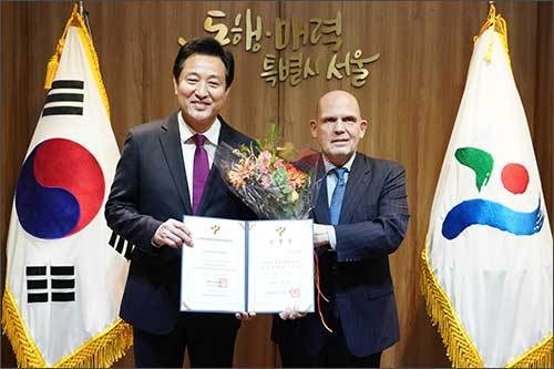오세훈 서울시장이 차기 서울시향 음악감독에게 임명장을 주고 있다.