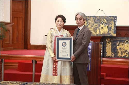 이순자 작가가 한국기록원 김덕은 원장에게 이증서를 받는 모습