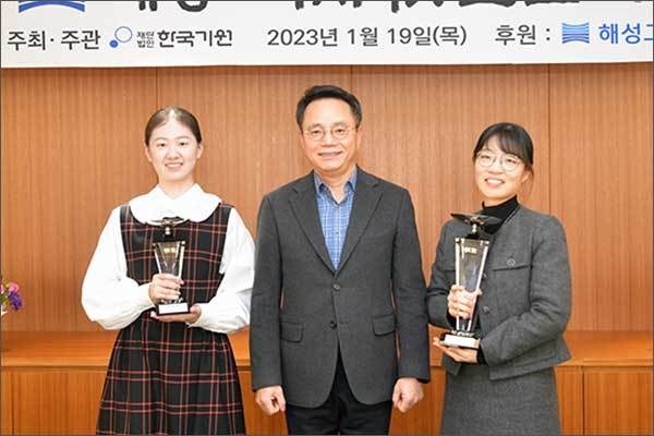6회 해성 여자기성전 시상식. 준우승 김은지 5단, 안재호 한국제지 대표이사, 우승 최정 9단(왼쪽부터)