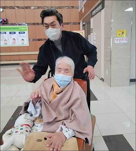 기력이 다소 쇠약해지셨지만 기자를 향해 손을 흔들어 주시는 오희옥 지사와 아드님
