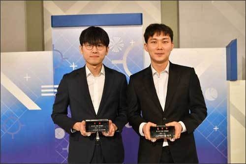 우승 신진서 9단(왼쪽)과 준우승 박정환 9단