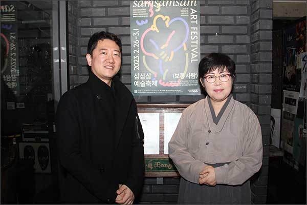 삼삼삼예술축제를 총감독한 김준영 씨와 행사 포스터 앞에 선 기자