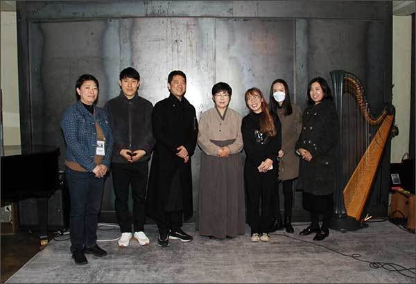 삼삼삼예술축제에 참여한 젊은 예술가들, 왼쪽에서 세번째가 김준영 예술총감독이다 