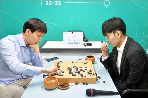신진서 9단(오른쪽)이 박정환 9단에게 행운의 역전승을 거두며 Z세대의 우승을 결정지었다.