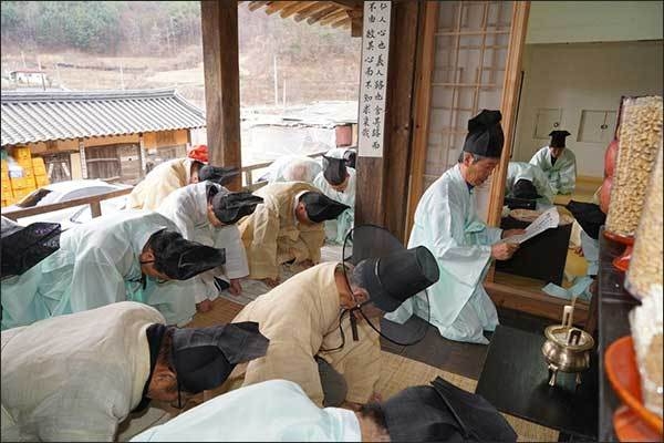 아침 10시에 불천위 제례를 지내는 모습(봉화 계서 성이성종가)