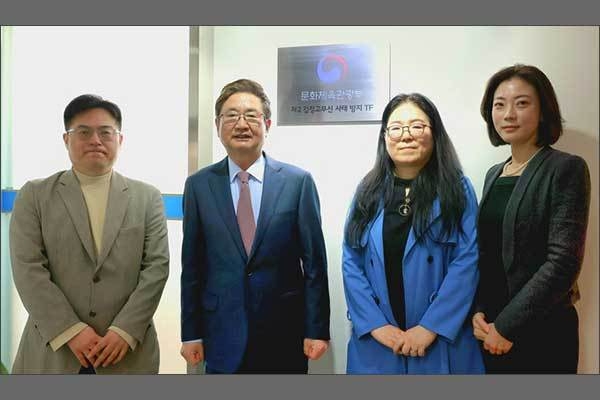 박보균 문체부 장관(왼쪽 두 번째)이 3월 24일 오전, 문체부 서울사무소에서 열린 제2의 검정고무신 사태 방지를 위한 창작자 및 전문가 좌담회에 참석한 김병수 지역만화단체연합 대표(왼쪽 첫 번째), 신일숙 한국만화가협회장(오른쪽 두 번째), 백세희 문화예술 전문 변호사(오른쪽 첫 번째)와 함께 ‘제2 검정고무신 사태 방지 TF’ 현판 앞에서 기념 촬영.