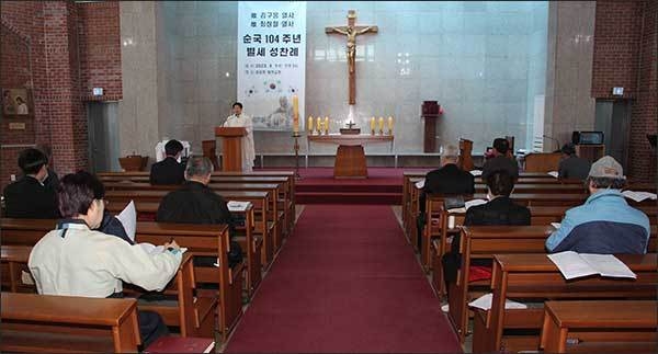 성공회 병천교회 본당, 장 미카엘 신부의 집전으로 ‘고 최정철· 김구응 열사 순국 104주년 별세성찬례(추모미사) 모습