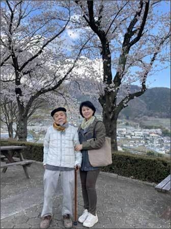 3회째 <일본의 조선인 강제징용 부정에 대한 반박 글 >을 연재 중인 미츠다 이쿠오 교수는 올해 88세로 건강이 좋지 않다. 이 소식을 들은 류리수 박사는 지난 3월 29일, 야마나시현(山梨県) 호쿠토시(北杜市)에 있는 미츠다 교수를 찾아 안부를 여쭙고 집 근처 공원을 산책하는 등 건강을 빌었다고 사진과 안부를 전해왔다. 미츠다 이쿠오 교수, 류리수 박사 (왼쪽부터)