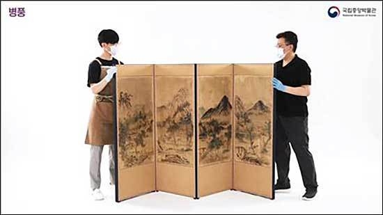 <문화재 다루기> ‘제2편 서화류 다루기’의 한 장면
