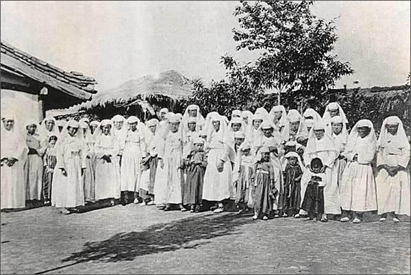 1920년대 성공회 여자 교인들의 모습. 당시는 남녀 유별시대라 여자들은 별도의 장소에서 따로 미사를 드렸다. 머리에 쓰고 있는 것은 미사포다. (사진 '틈새의 시간'제공)