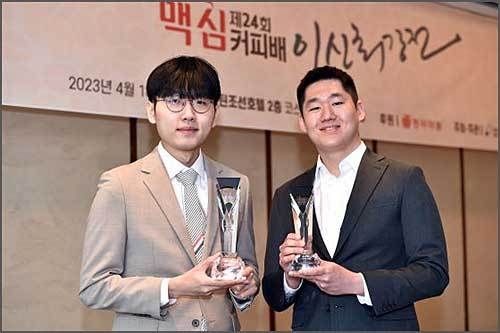 우승자 신진서 9단(왼쪽)과 준우승자 이원영 9단