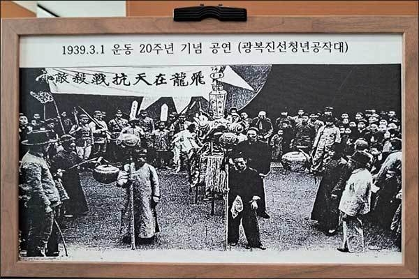 용인시청 홀에 전시된 판넬 사진전 모습1