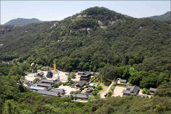 문화재 관람료가 무료로 되는 속리산 법주사 전경