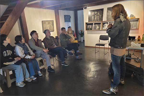 전시장을 찾은 사람들이 김상덕 작가와의 만남을 통해 그의 예술세계를 듣고 있는 모습 (4월 29일 토요일, 인천관동갤러리) 