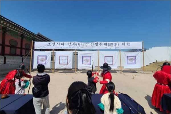갑사 취재 국궁 체험중인 모습 (2023 수문장 임명의식)
