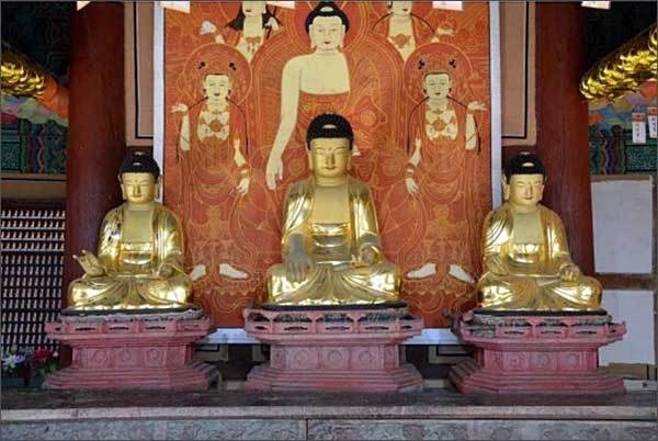 순천 동화사 목조석가여래삼불좌상