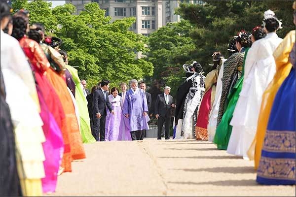 헝가리 국회의장과 외교사절단은 “한복의 아름다움은 계속 생각 날 것”이라며 큰 손뼉과 함께 사의를 표했다.