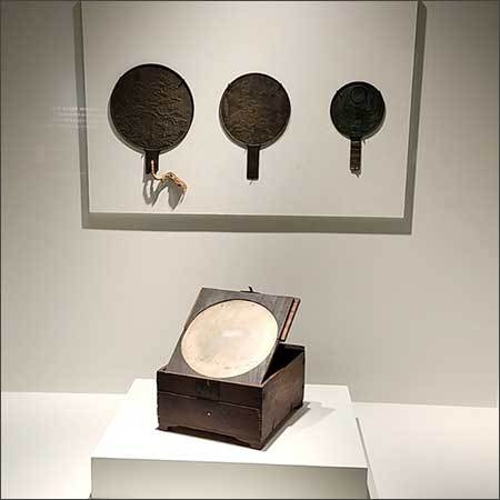 일본서 유입된 백동경(아래), 일본 17세기 후반, 목제거울함, 녹우당 / 봉래문병경(蓬萊文柄鏡 -위), 
