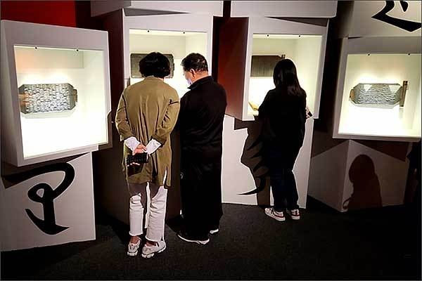 전시회를 관람하는 사람들
