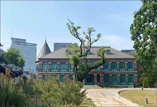 재건된 돈덕전 전경