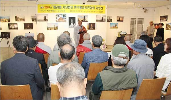 대한불교조계종 총무원장 진우 스님의 축사를 대신 읽는 문화국장 용주 스님
