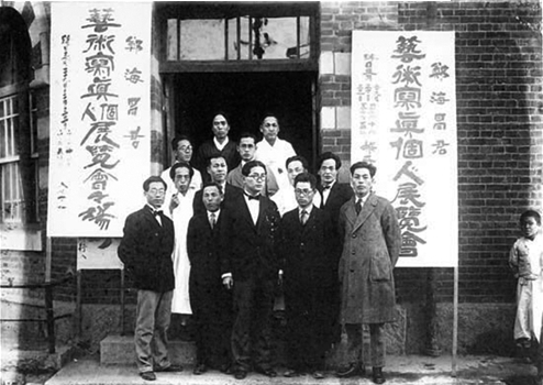*1929. 3. 29 광화문빌딩에서 한국 최초의 사진 개인전 연 정해창(맨 앞줄 가운데)