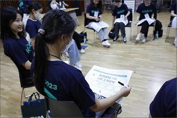 2일 이음센터 이음아트홀에서 대한민국장애인국제무용제 자원활동단 키아다즈 7기가 활동 계획 오리엔테이션을 진행하고 있다.