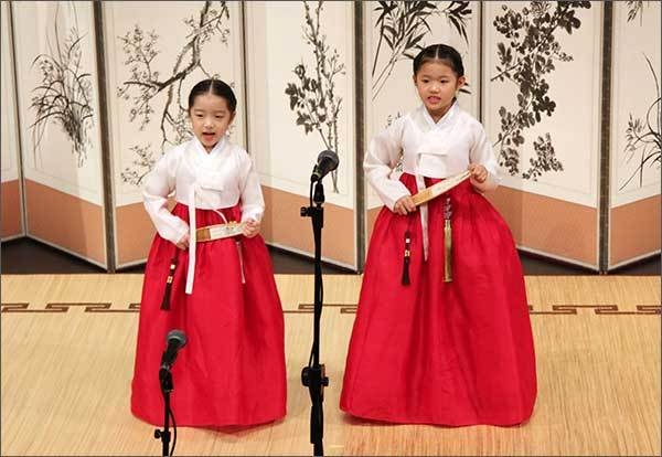 시상식에 앞서 축창을 불러 청중의 큰 손뼉을 받은 초등학교 1학년 김민솔과 3학년 이효주