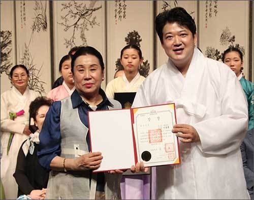 고향임 대회장으로부터 명창부 대상을 받는 이효녕 씨