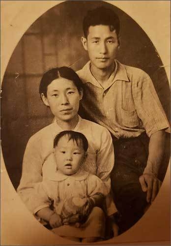 배경진, 이석금 부부의 단란하던 한때, 아기가 배국희 (1943년생, 올해79살) 씨이며 두살때 모습이다. 이것이 아버지와의 마지막 추억사진이다. 