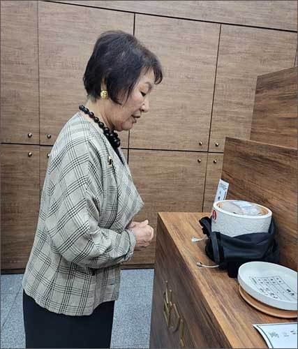미국에서 운구해 온 유해는 국립서울현충원에서 다시 도자기함에 넣어 봉안 준비를 한다. 사진은 어머니 유해를 확인하는 배국희 씨