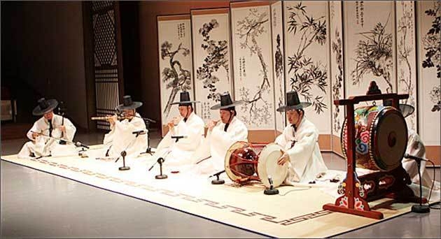 최경만 명인 외 5인의 ‘삼현육각’(해금ㆍ대금ㆍ피리ㆍ장고ㆍ좌고) 연주 모습