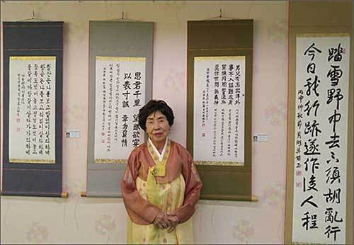 91세의 나이가 믿기지 않을 정도로 고운 한복 차림으로 자신의 서예작품 앞에선 오희옥 지사(2016.10.12)