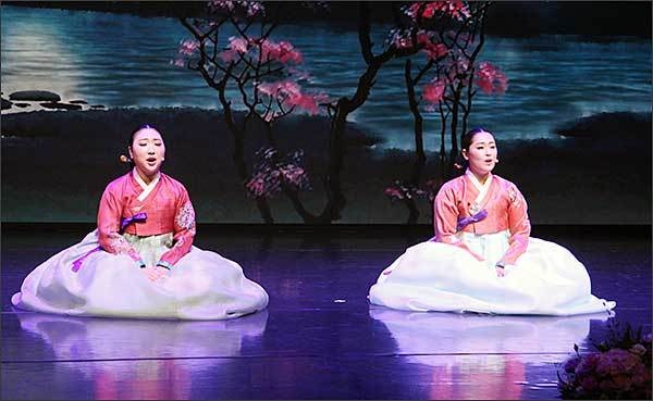 좌창 수심가와 엮음수심가로 무대를 여는 이나라(왼쪽)ㆍ장효선