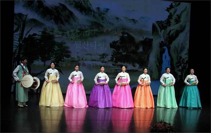장구를 든 황승환과 북을 든 7인의 고등학생들이 산타령인 뒷산타령ㆍ경발림을 부른다.