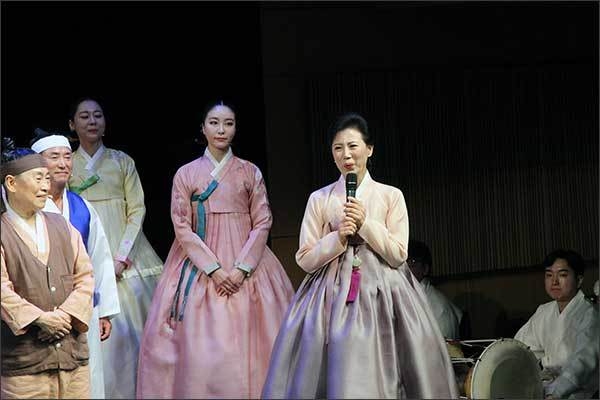 무대에 올라 감사의 인사를 하는 스승 유지숙
