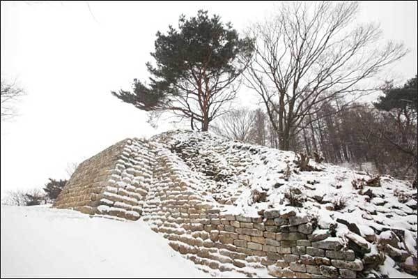장수 침령산성 서쪽 복원 치(雉)