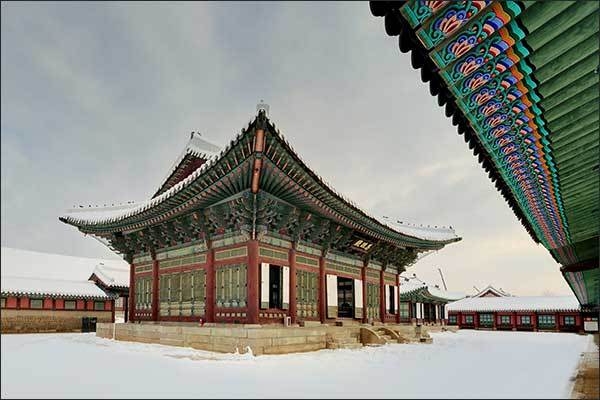 화려한 단청이 바라보이는 경복궁 사정전(思政殿), 문화재청 제공