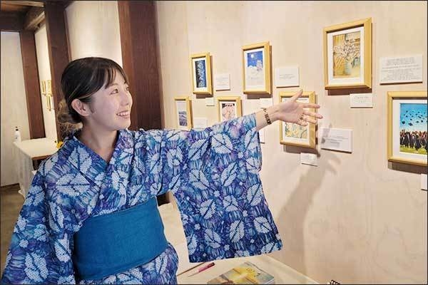 나카가와 세이라 작가가 작품을 설명해주고 있다. 