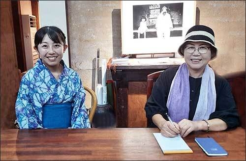 젋은 작가 나카가와 세이라 씨와 대담하는 기자 
