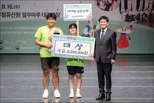 문화체육관광부장관상(탈춤놀이 부문 대상) 서울예술대학교 ‘예대민속연구회’팀(왼쪽), 립무형유산원장 안형순