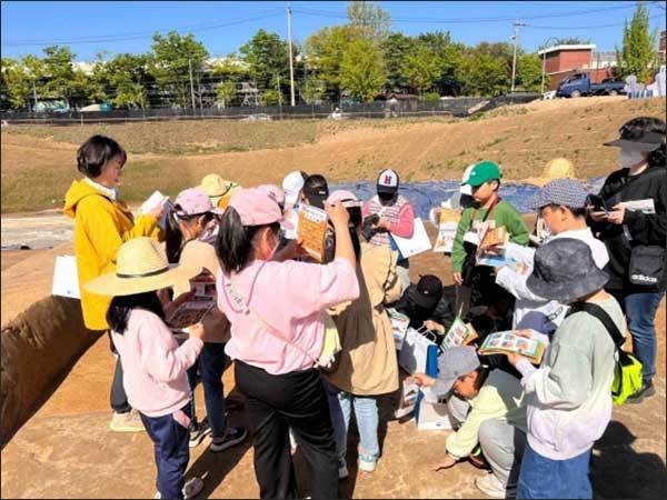 풍납초 3학년 학생들의 풍납토성 방문 모습(23.4.19