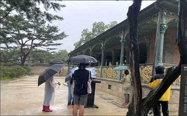 덕수궁에서 현장영상해설사 현장교육을 진행 중인 모습