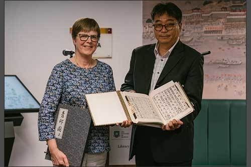 클레멘츠(Anna Clements) 셰필드대학교 도서관장, 김일환 국립중앙도서관장 직무대리, 왼쪽부터
