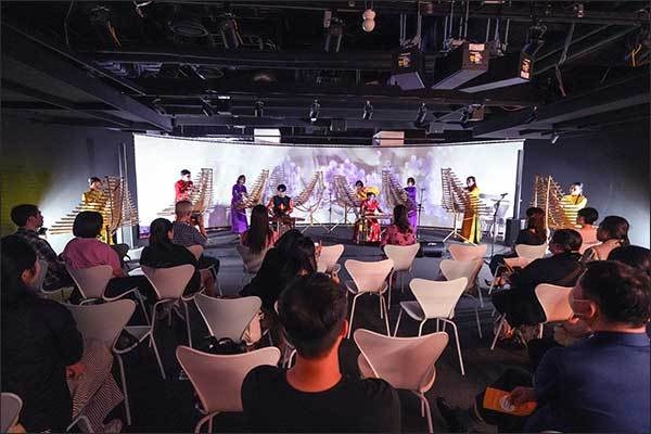 8대의 ‘떠릉’이라는 악기로 무대를 꽉 채운 베트남민족악기단체 <호아센>