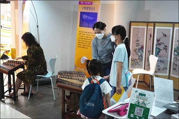 양금축제 딸림행사로 공연장 입구에 만들어둔 한국ㆍ중국ㆍ베트남 양금 체험 부스에 외국인과 이이들이 큰 관심을 보였다.