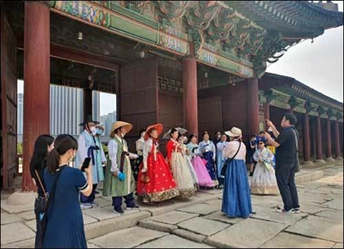 안내해설사의 해설 및 수어통역사의 통역을 듣고 있는 모습