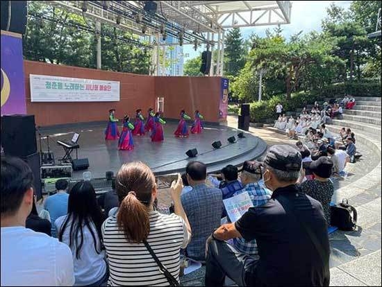 청춘을 노래하는 시니어 예술단 <춘하추동어울림무용단>