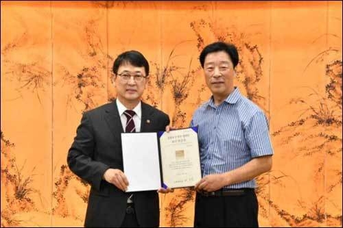 문화유산 방문코스 완주자 인증서 수여식 / 최응천 문화재청장(왼쪽), 이천관 씨