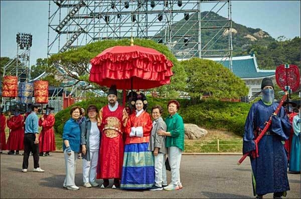 ‘왕가의 산책’ 출연진들과 함께 사진을 찍을 모습